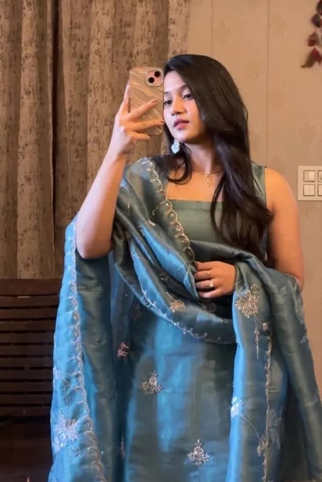 Diya, 26, Colaba, Mumbai